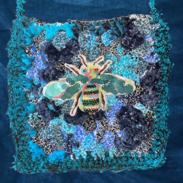 Sac à main bleu en fil recyclé avec insecte et fourrure