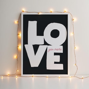 白黒の「Love You More」プリント、ドーパミン装飾、トレンディなバーカートの壁アート、大学アパートの装飾、記念日の贈り物のデジタルダウンロード