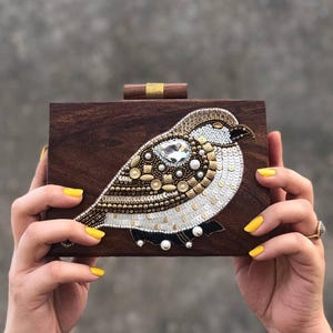 Cartera de madera hecha a mano con diseño de pájaro bordado, cartera artesanal única para fiesta de Halloween, accesorio de moda