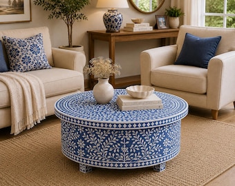 Salontafel met blauw bot inleg, rond meubilair met bloemen, handgemaakt Marokkaans woonkameraccentdecor
