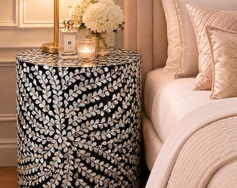 Mesita auxiliar redonda hecha a mano con incrustaciones de nácar, mesita de noche con detalles florales, muebles de estilo bohemio.