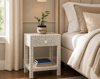 Comodino artigianale con intarsi in osso – Mobiletto decorativo in resina con motivi floreali, mobile artigianale per camera da letto