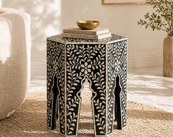 Mesa lateral hexagonal com incrustações de osso, banqueta decorativa boho floral em preto e branco