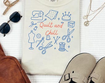 Maglietta per appassionati di cucito, Quilting and Chill, regalo per quilter, maglietta per sarta, maglietta per amanti dell'artigianato, top per artisti tessili, abbigliamento per operai tessili