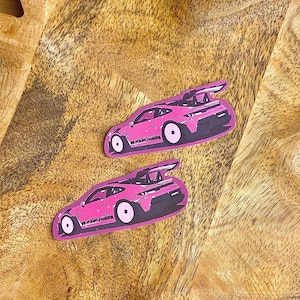 Esthetisch roze y2k gt3rs Porsche sportwagen 2 stickerspakket voor decoratie en cadeau-ideeën voor autoliefhebbers glanzende vinylstickers freebies