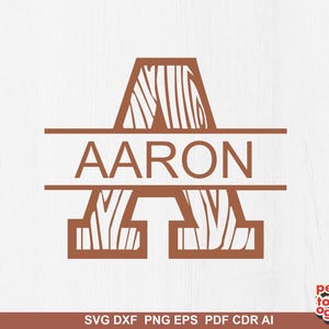 Puede incluir: Un monograma marrón con la letra "A" de estilo madera con el nombre "AARON" en el centro. La letra tiene una textura de vetas de madera. La parte inferior de la imagen incluye el texto "SVG DXF PNG EPS PDF CDR AI".