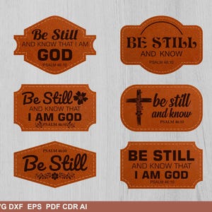 Könnte beinhalten: Sechs braune Kunstleder-Aufnäher mit dunkelbraun graviertem Text, die Variationen des Satzes Be Still and Know That I Am God aus Psalm 46:10 zeigen. Die Formen umfassen Sechsecke sowie Rechtecke mit abgerundeten Ecken und Kanten.