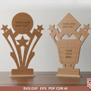 Può includere: Due trofei in legno con disegni a stella e geometrici. Uno ha una parte superiore circolare con la scritta "YOUR LOGO AND TEXT", l'altro ha una parte superiore a forma di diamante con la stessa scritta e uno spazio per "YOUR TEXT HERE".