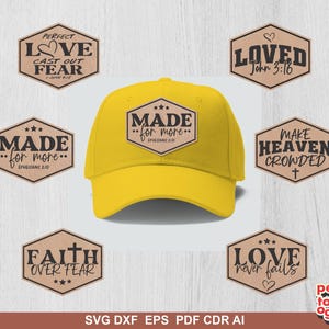 Può includere: Un berretto da baseball giallo brillante con una toppa esagonale che recita "MADE for more" in testo nero. Intorno al berretto ci sono diverse toppe esagonali con frasi ispiratrici come "LOVE never fails" e "FAITH OVER FEAR".