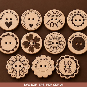 Puede incluir: Una colección de once botones redondos de madera clara con dos agujeros centrales y varios diseños grabados con láser, incluyendo flores, bordes festoneados y textos como MADE WITH LOVE, HANDCRAFTED WITH LOVE y LOVE.
