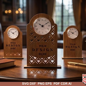Può includere: Tre orologi da scrivania in legno con quadranti bianchi e numeri romani. L'orologio centrale ha un ritaglio decorativo a forma di cuore. Ogni orologio ha il testo "YOUR DESIGN HERE" inciso sul davanti.