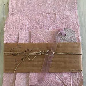 Carta fatta a mano 100%, ecosostenibile: Fogli, busta con  biglietto e chiudi pacco - Cartoleria LILLA -