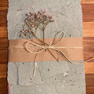 CARTA ARTISTICA fatta a mano 100%,senza tinte e colla,ecosostenibile 10 fogli con inserti botanici e altro,Kit-  verde e rosso, uso creativo