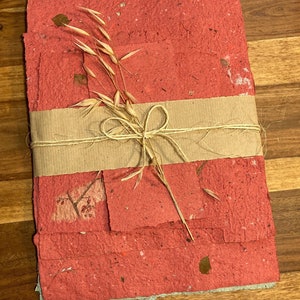 CARTA ARTISTICA fatta a mano 100% senza tinte e colla,ecosostenibile, 10 fogli con inserti  botanici e altri,Kit-A  colore corallo, giada,
