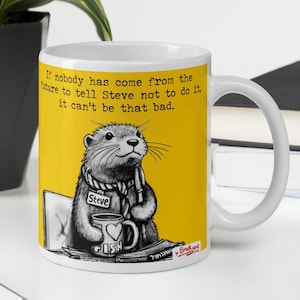 Puede incluir: Taza de cerámica blanca con fondo amarillo y una nutria de dibujos animados sosteniendo una taza que dice "Me encanta el pescado". El texto en la taza dice "Si nadie ha venido del futuro para decirle a Steve que no lo haga, no puede ser tan malo."
