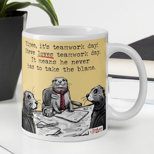 Könnte beinhalten: Eine weiße Keramiktasse mit einer Cartoon-Illustration von Ottern in einer Besprechung. Der Text auf der Tasse lautet: "Yipee, es ist Teamarbeitstag! Steve liebt Teamarbeitstag. Es bedeutet, dass er nie die Schuld übernehmen muss."