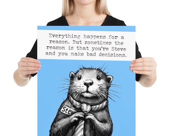 Könnte beinhalten: Ein blaues Poster mit einem Comic-Otter, der eine Krawatte und ein Namensschild mit der Aufschrift "Steve" trägt. Der Text auf dem Poster lautet: "Alles passiert aus einem Grund. Aber manchmal ist der Grund, dass du Steve bist und schlechte Entscheidungen triffst." Das Poster wird von den Händen einer Person gehalten.