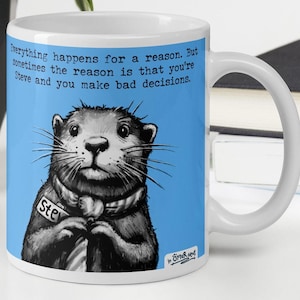 Op de afbeelding: Een witte keramische mok met een blauwe achtergrond en een cartoon-otter die een stropdas draagt. De tekst op de mok luidt "Everything happens for a reason. But sometimes the reason is that you're Steve and you make bad decisions."