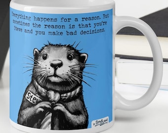 Könnte beinhalten: Eine weiße Keramiktasse mit blauem Hintergrund und einem Comic-Otter, der eine Krawatte trägt. Der Text auf der Tasse lautet "Everything happens for a reason. But sometimes the reason is that you're Steve and you make bad decisions."