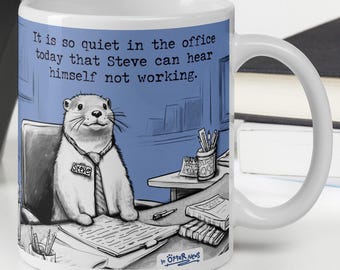 Könnte beinhalten: Eine weiße Keramik-Kaffeetasse mit einer Cartoon-Illustration eines Otters, der eine Krawatte und ein Namensschild mit der Aufschrift "Steve" trägt. Der Otter sitzt an einem Schreibtisch mit Papieren und einem Bleistift. Der Text auf der Tasse lautet "Es ist so ruhig im Büro heute, dass Steve sich selbst nicht arbeiten hören kann. In Öfter News."