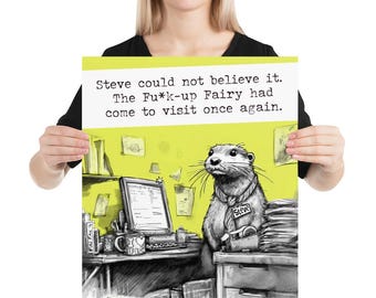 Könnte beinhalten: Eine humorvolle Illustration eines Comic-Otters, der eine Krawatte und einen Namensschild mit der Aufschrift "Steve" trägt. Der Otter sitzt an einem Schreibtisch in einem Büro. Der Text über dem Otter lautet "Steve konnte es nicht glauben. Die Mist-Fee war wieder zu Besuch." Der Text unter dem Otter lautet "in öfter News".