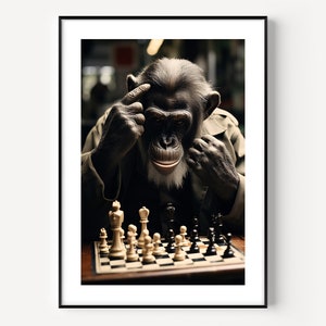 Può includere: Uno scimpanzé con una giacca marrone è seduto a un tavolo da scacchi, guardando pensierosamente la scacchiera con una mano sul mento. I pezzi degli scacchi sono disposti sulla scacchiera, mancano alcuni pezzi.