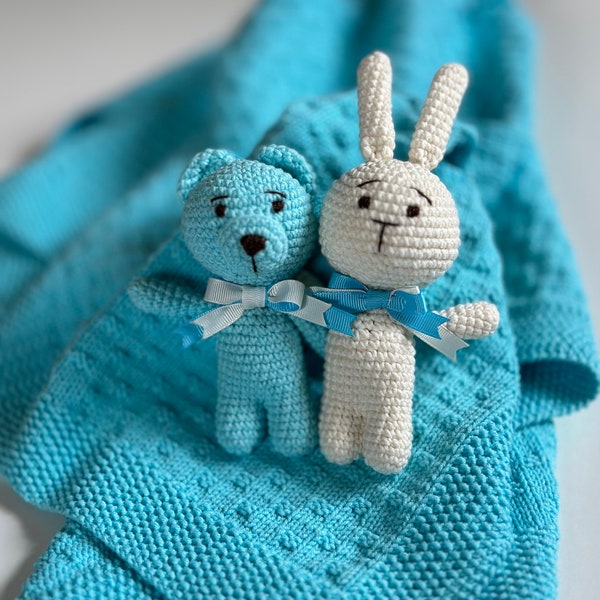 Couverture pour bébé tricotée à la main avec deux jouets au crochet