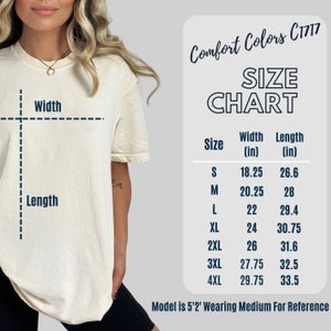 K&ouml;nnte beinhalten: Gr&ouml;&szlig;entabelle f&uuml;r Comfort Colors C1717 T-Shirts, die die Breite und L&auml;nge in Zoll f&uuml;r die Gr&ouml;&szlig;en S bis 4XL angibt. Die Tabelle enth&auml;lt den Text "Model is 5'2' Wearing Medium For Reference".