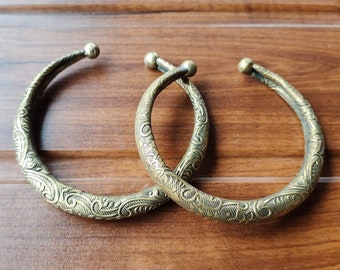 Brazalete abierto chapado en oro: pulsera floral ajustable