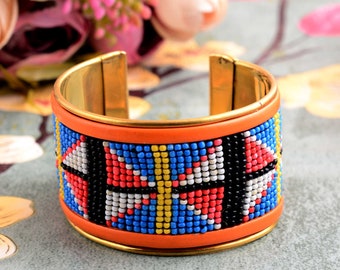 Handgemaakte manchetarmband met gouden geometrische kralen - verstelbare statement-sieraden met brede rocaille