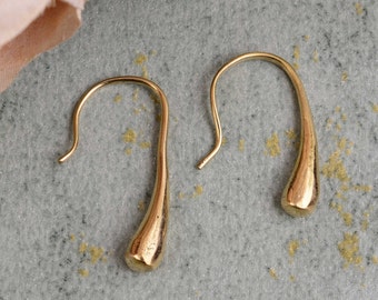 Pendientes colgantes de gota de agua dorada: joyería nupcial minimalista