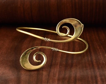 Bracciale a spirale con polsino superiore in ottone fatto a mano, gioielli