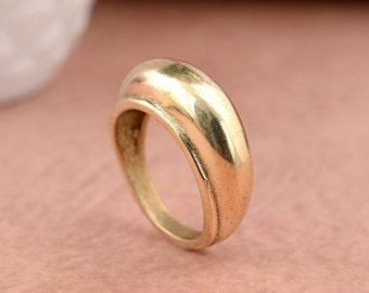 Robuuste gouden koepelring: minimalistische stapelring