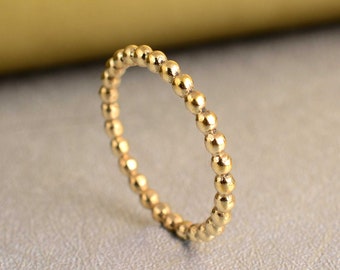 Goldfarbener Perlenring: Zarter, minimalistischer Stapelring