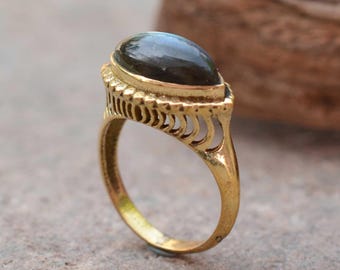 Anillo de labradorita marquesa, joyería hecha a mano con piedras preciosas azules.