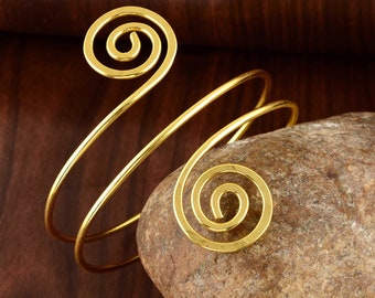 Bracciale a spirale con polsino superiore in ottone fatto a mano, gioielli