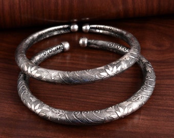 Pulseiras indianas de flores para os pés, pulseiras de latão prateadas para os pés, pulseiras de tornozelo tradicionais feitas à mão, tornozeleira Hansli Rajasthani Kada