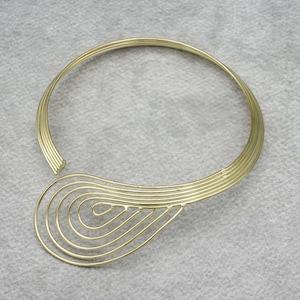 Brazalete de alambre dorado para el cuello: Gargantilla africana rígida