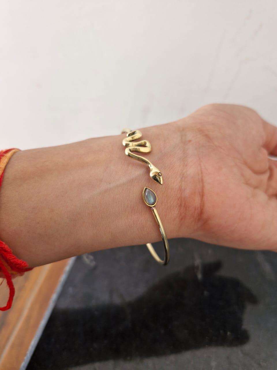 繊細な金色の蛇のブレスレット：調節可能な蛇のジュエリー - Etsy 日本
