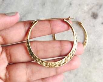 Créoles en or martelé : style minimaliste