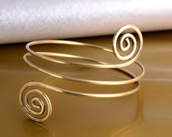 Bracciale a spirale con polsino superiore in ottone fatto a mano, gioielli