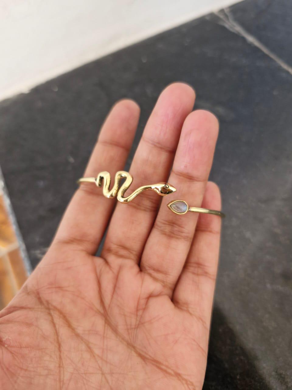 繊細な金色の蛇のブレスレット：調節可能な蛇のジュエリー - Etsy 日本