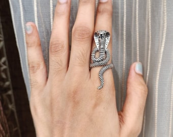 Adjustable Silver Snake Ring: Minimalist Serpent Design
