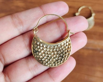 Créoles en or martelé : style minimaliste