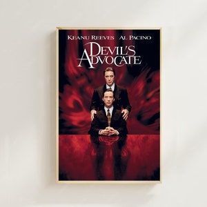 Puede incluir: Cartel de la película "El abogado del diablo" con Keanu Reeves y Al Pacino. El cartel tiene un fondo rojo con un efecto de fuego y el título en letras blancas grandes.