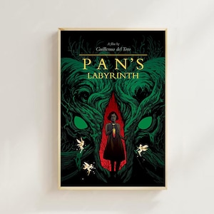 Puede incluir: Un póster enmarcado de la película "El laberinto del fauno" de Guillermo del Toro. La obra presenta a una joven con un vestido negro sosteniendo un cuchillo, frente a un fondo rojo. El fondo es verde oscuro, con el título en dorado.