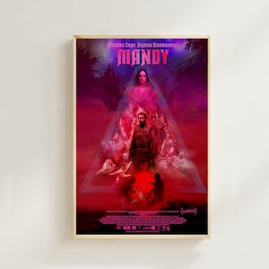 Könnte beinhalten: Ein Filmplakat für den Film "Mandy" mit Nicolas Cage und Andrea Riseborough. Das Plakat zeigt ein rotes und pinkfarbenes Farbschema mit einem dreieckigen Design. Der Titel "Mandy" steht in großen, fetten Buchstaben oben auf dem Plakat.