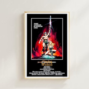 Könnte beinhalten: Ein Filmplakat für den Film "Conan der Barbar" mit einem muskulösen Mann, der ein Schwert hält, und einer Frau, die neben ihm kniet. Das Plakat hat einen schwarzen Hintergrund mit roten und orangefarbenen Flammen im Hintergrund. Der Text auf dem Plakat lautet "Conan der Barbar" und listet die Besetzung und die Crew auf.