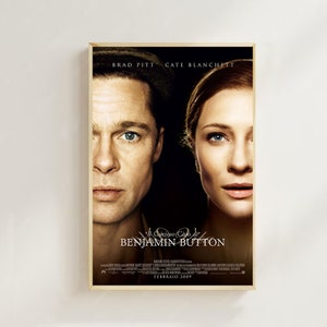 Könnte beinhalten: Filmplakat für Der seltsame Fall des Benjamin Button mit Brad Pitt und Cate Blanchett. Das Plakat zeigt Nahaufnahmen der Schauspieler, mit dem Filmtitel und dem Erscheinungsdatum im unteren Teil.