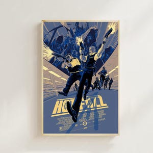 Może przedstawiać: Oprawiony plakat filmowy w niebiesko-żółtej kolorystyce. Plakat przedstawia ilustracje uzbrojonych postaci w akcji, z tytułem "Hot Fuzz" w żółtych literach. Plakat ma drewnianą ramę.